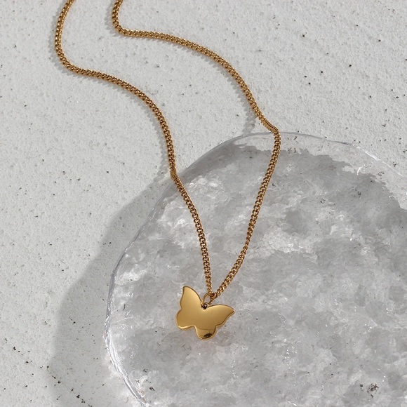 ◾️18K Gold Plated Luxury Shiny Butterfly Pendant Necklaces - Picture 5 of 7